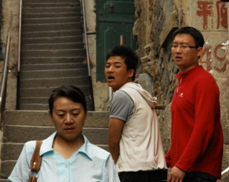 他出道多年没名气, 与同学朱亚文飙戏走红, 妻子改了名字很特别