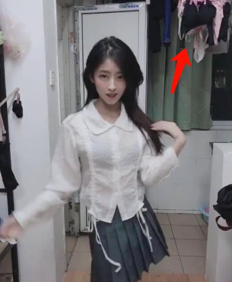 女大學生宿舍自拍，掛著的東西亮了，網友：妹子，下回注意點！
