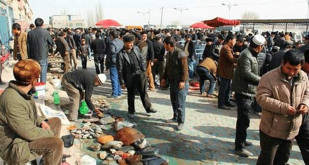 50万从新疆玉器市场买来籽料原石, 被老婆骂乱花钱, 切开后!