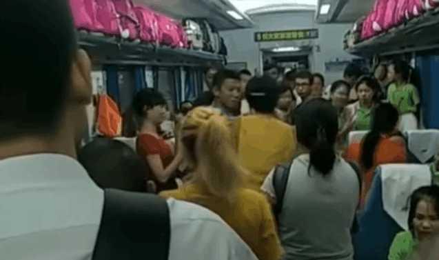 大妈手持站票跟一个学生抢座位, 理直气壮, 在车厢中大吵大闹
