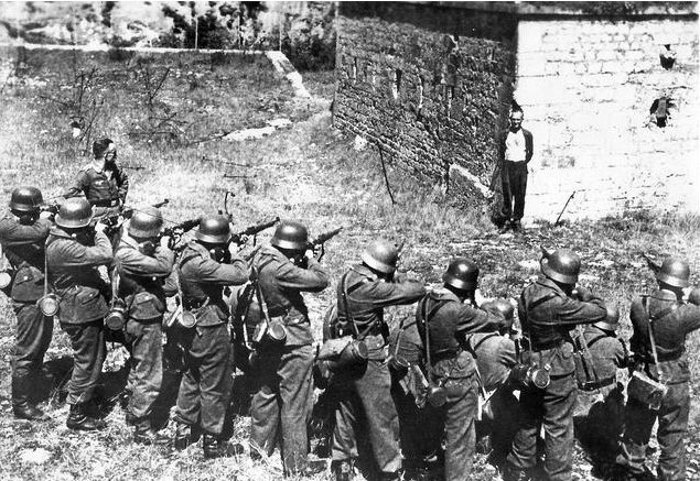 一張震撼世界的“詭異”照片：拿槍的和被槍指的，不知誰在處決誰