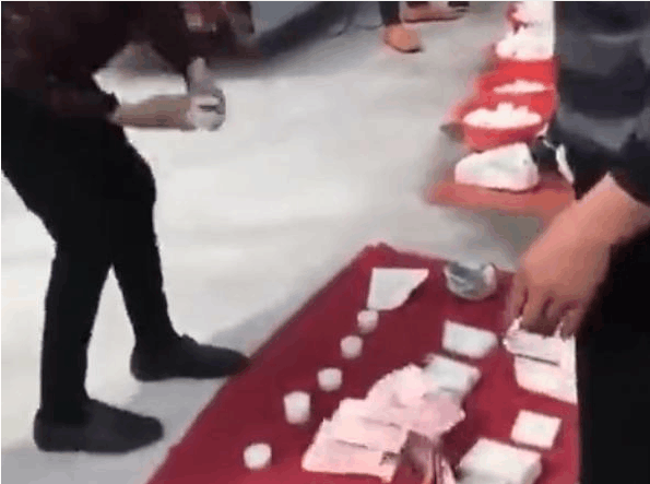 少见! 现场怒砸玉手镯, 20万贱卖4000万籽料原石