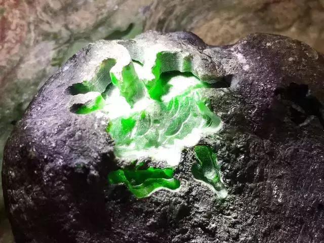 男子拿百万赌玉, 妻子和别人跑了, 差点沦为乞丐, 这块料子救了他