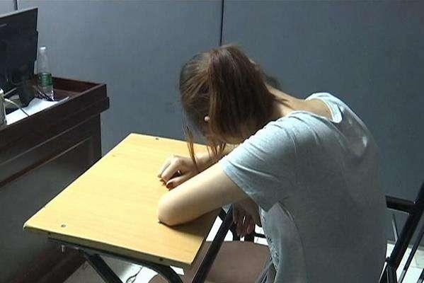 “除非你把心给我! ”男子还在犹豫 女友一刀已经刺进他胸口