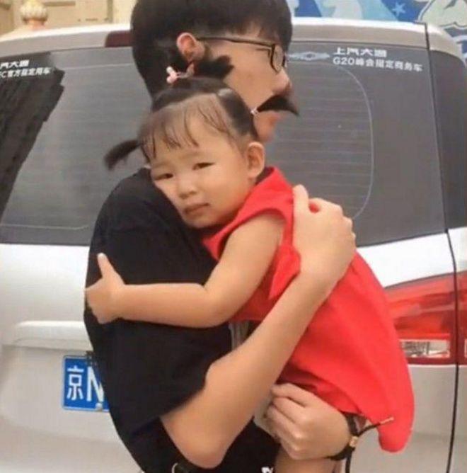 兄妹两人相差18岁, 妹妹看到哥哥搂住不撒手, 网友: 羡慕啊!