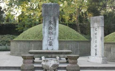 岳飞墓前曾经跪着五个铁人, 但如今只剩下四个, 少的那个人是谁?