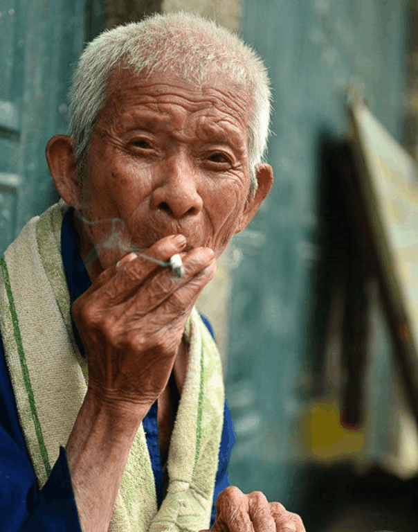 104岁老人抽烟喝酒不运动, 他说长寿有4点要做, 但有1事从来不做