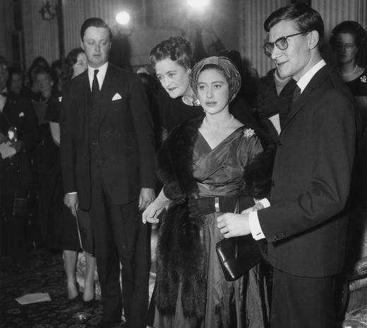 公主为他愿意流放国外, 他放弃公主, 却娶了长相和公主一样的女人