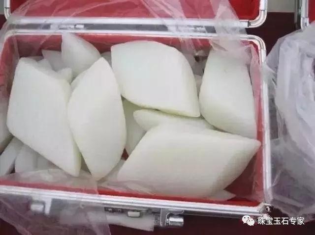 最新消息: 花2.8万买的“和田玉”竟是大理石