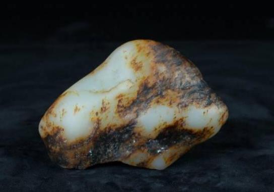 这个地方是长久缺水的老河滩, 皮色却是和田玉中的佼佼者