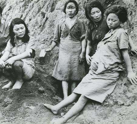 罕见老照片: 慰安妇挺着大肚子表情迷茫, 日本鬼子装伪善很明显!