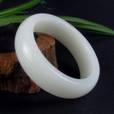 大几万买的玉手镯, 为什么一出店竟变了一个样子?