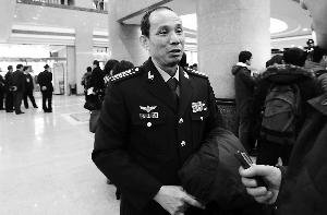 他毅然开着飞机逃回大陆, 遭12架战机追击, 落地后只说了6个字