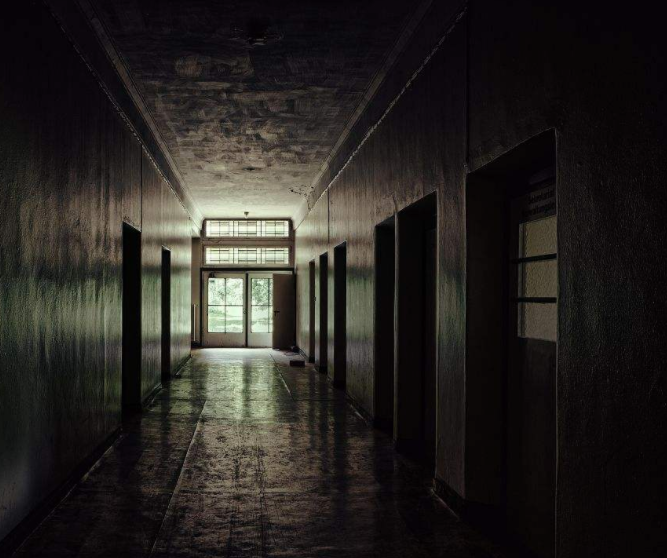 酒店走廊最后一间房，为何再便宜也别住？离职女服务员说出了秘密