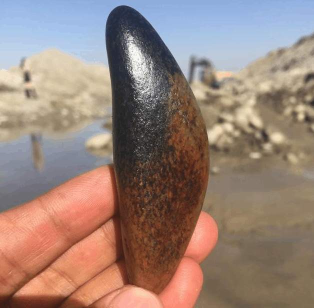 这个地方是长久缺水的老河滩, 皮色却是和田玉中的佼佼者