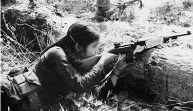 21岁战士被越南女兵抓到山洞, 最后这些女兵却都成了他的俘虏!