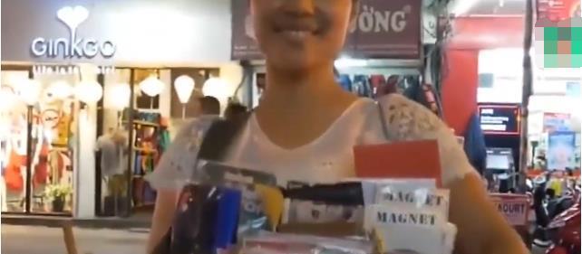 两岁女孩长着“50岁“的面容, 爸妈抛弃只有奶奶真心疼爱她面容