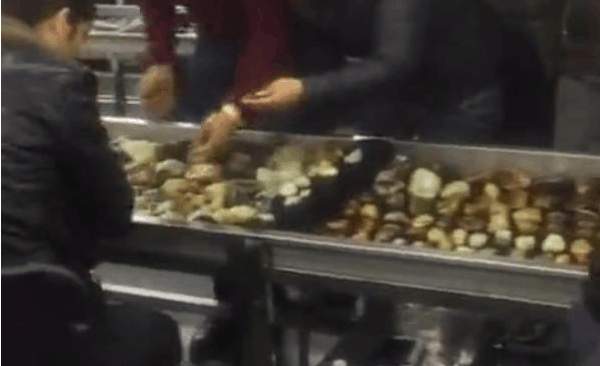 少见! 现场怒砸玉手镯, 20万贱卖4000万籽料原石