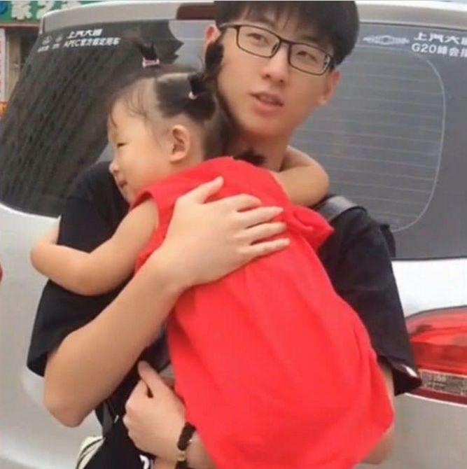 兄妹两人相差18岁, 妹妹看到哥哥搂住不撒手, 网友: 羡慕啊!