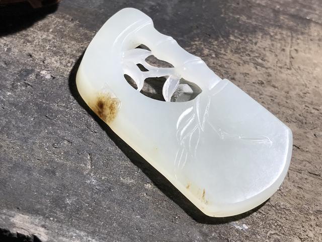 如何鉴别和田玉籽料上秋梨皮的真假?