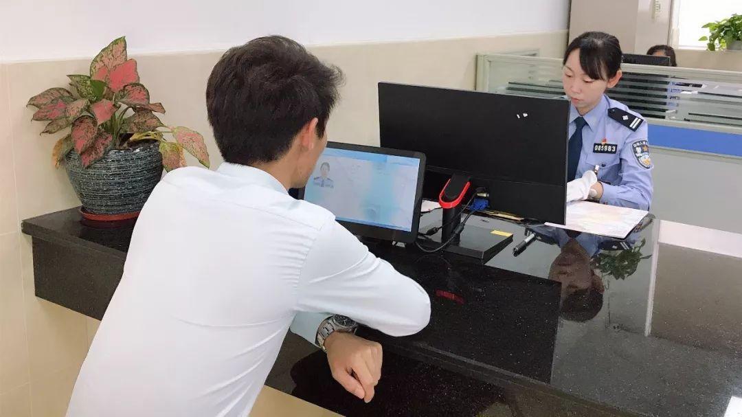 男子駕保時捷車管所辦事, 沒想到交警卻拿出了他的身份證……