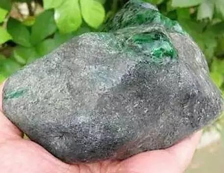 哇! 小伙失恋去赌石, 一刀劈开后净赚980万!