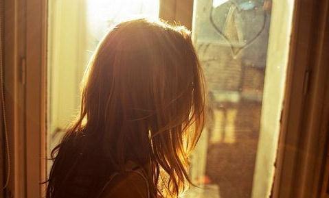 老公嫌孩子吵, 跟我分房睡, 半夜去他房间摸了他手一下, 我想离婚