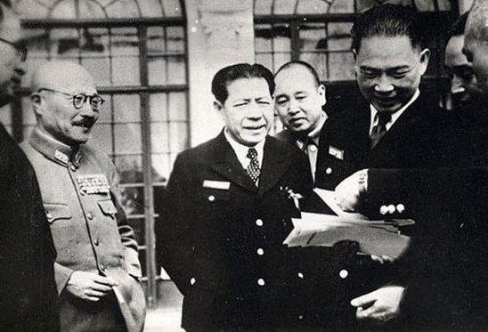 汪精卫儿子回到大陆, 看见自己父母的遗像, 竟跪地嚎啕大哭