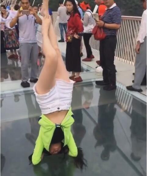 大姐, 你老公不在車上吧, 你這睡姿, 搞不好會離婚的!