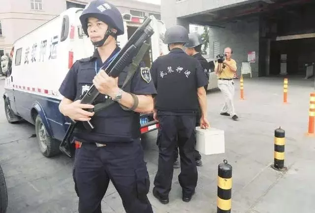 这个交警火了! 运钞车被查, 押运员把枪对准交警, 结果悲剧了