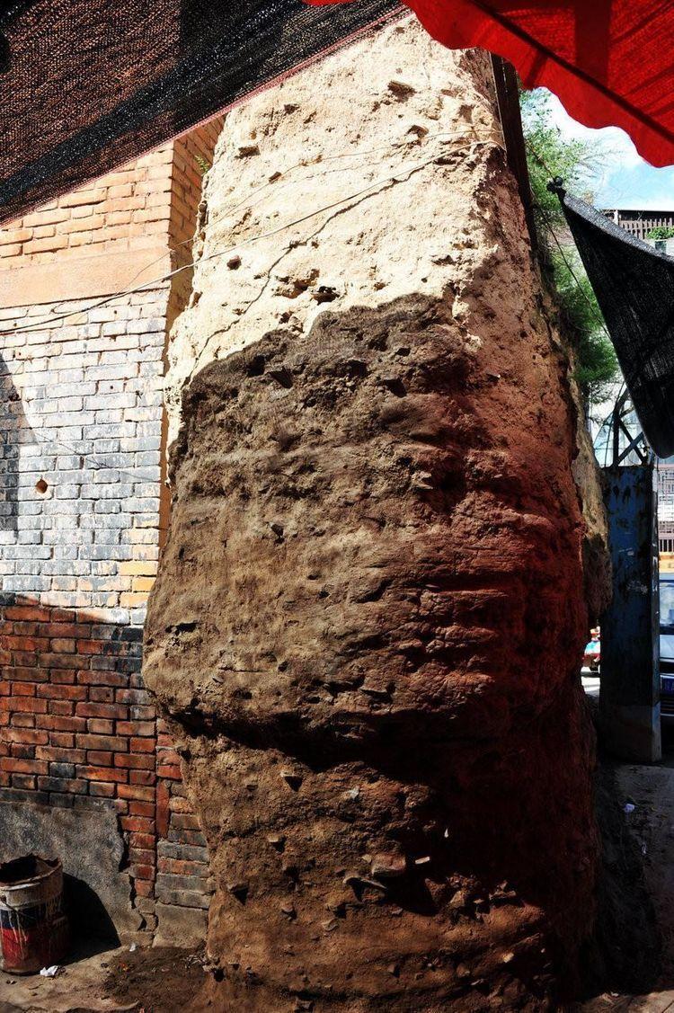 西安闹市中有一个段土城墙, 谁都不敢拆
