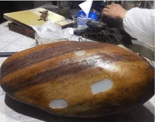 倾家荡产买的这块玉, 居然是水泥做的