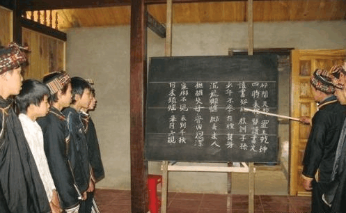 越南使用了上千年的中国汉字, 1945年为何又废除了?