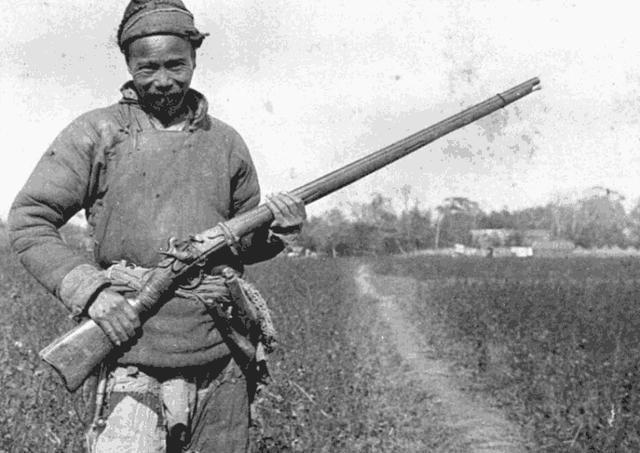 日軍投降后, 一獵戶上山發現一日軍軍火洞, 寫著: 20年後に戻ってきます