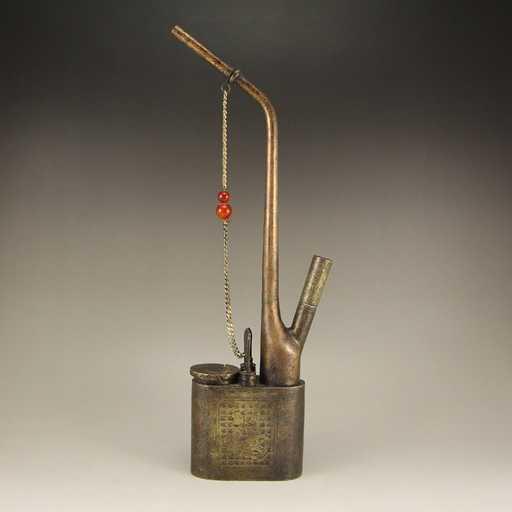 皇太极针对抽烟和烟草种植制定了禁律,但烟草实在太受欢迎,上至王公