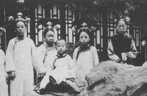 光绪帝死前得知下一任皇帝是亲侄儿溥仪, 沉默许久说了这么两句话