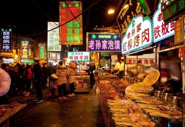 美国小伙到中餐厅吃饭, 给服务员6美元小费, 老板一句话让他感动