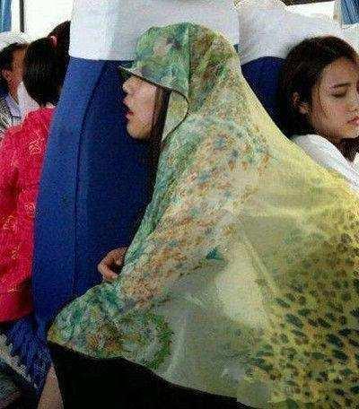 大姐, 你老公不在車上吧, 你這睡姿, 搞不好會離婚的!