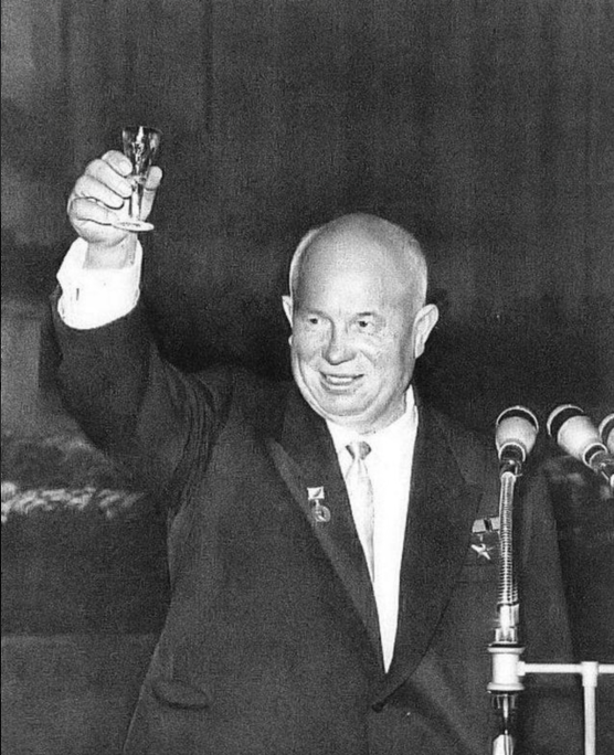 斯大林留给他一手好牌, 他却仅用3年就彻底玩坏