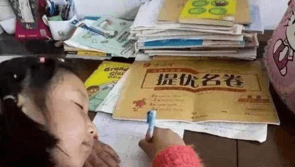 女儿没完成作业, 老师在群里批评, 妈妈发出一张照片大家沉默了