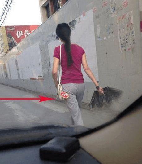 妹子, 剛下班吧, 自己號牌都忘摘了, 回家老公會咋想啊?