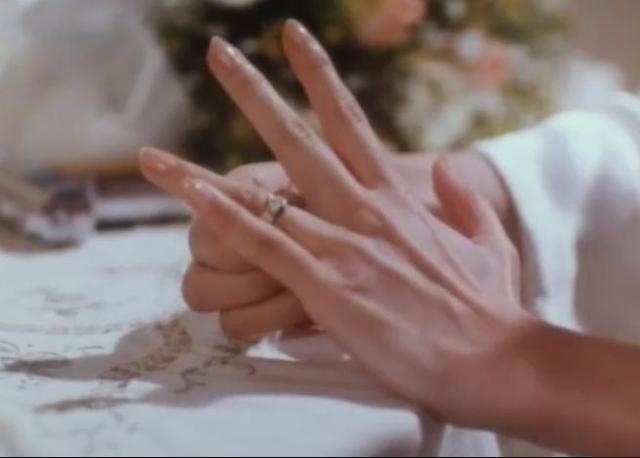 关之琳堪称“尤物”! 年轻时的她有多美, 看郭富城的眼神就知道了