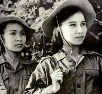 21岁战士被越南女兵抓到山洞, 最后这些女兵却都成了他的俘虏!