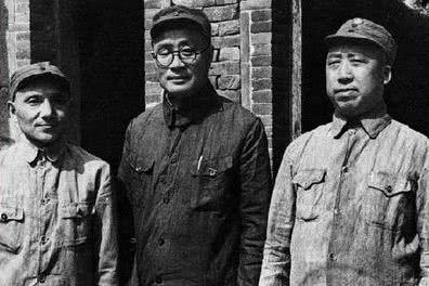 他是十大元帅中活得最久的元帅, 文武双全有谋, 如今五个儿女更牛