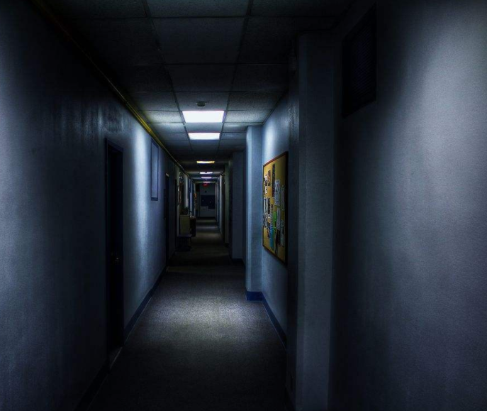 酒店走廊最后一间房，为何再便宜也别住？离职女服务员说出了秘密