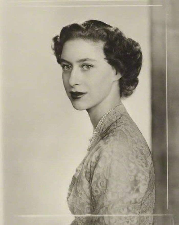 公主为他愿意流放国外, 他放弃公主, 却娶了长相和公主一样的女人