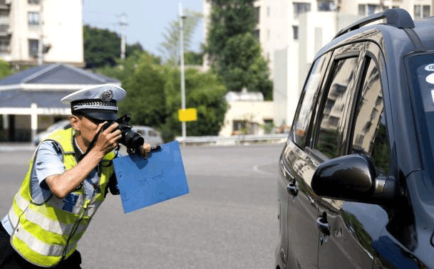 遇到碰瓷别慌张, 三句话吓跑碰瓷者, 连交警都佩服, 收藏转发分享!