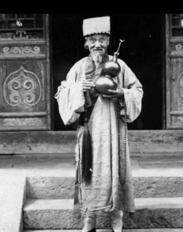 清末道士老照片, 个个仙风道骨, 最后一位很像西游记里的百眼魔君