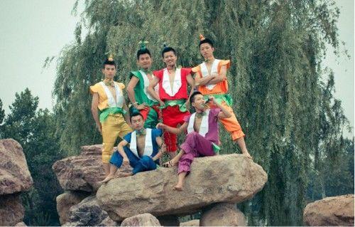 妹子, 剛下班吧, 自己號牌都忘摘了, 回家老公會咋想啊?