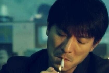 看剧中明星点烟, 徐峥的凶, 任贤齐的狠, 乌鸦张耀扬的最难学! 就属他最尴尬